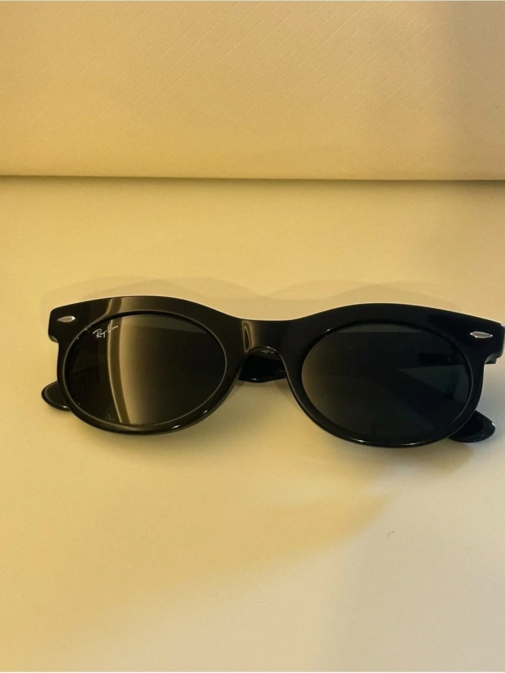 Ray-Ban Oval Wayfarer Black Frames with Green Lenses Sunglasses with a case